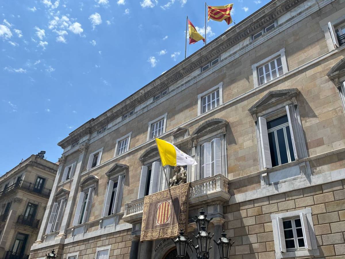 El Govern fa onejar excepcionalment la bandera del Vaticà al balcó de la Generalitat