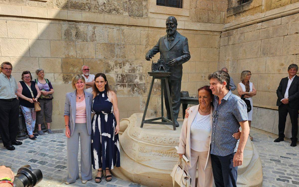 Reus homenatja a Antoni Gaudí amb una escultura ubicada als peus de la Prioral de Sant Pere
