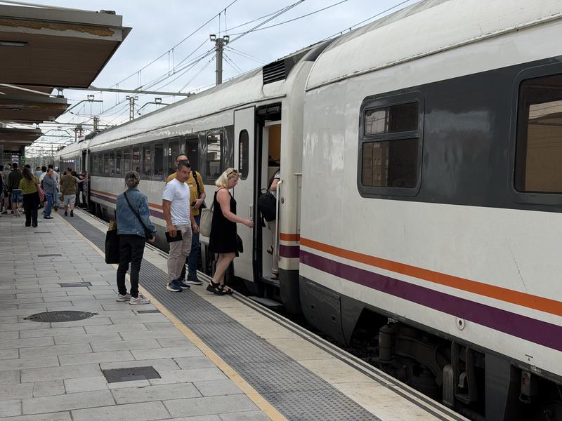 Tallada totalment l'R3 de Rodalies per una incidència en el sistema de regulació
