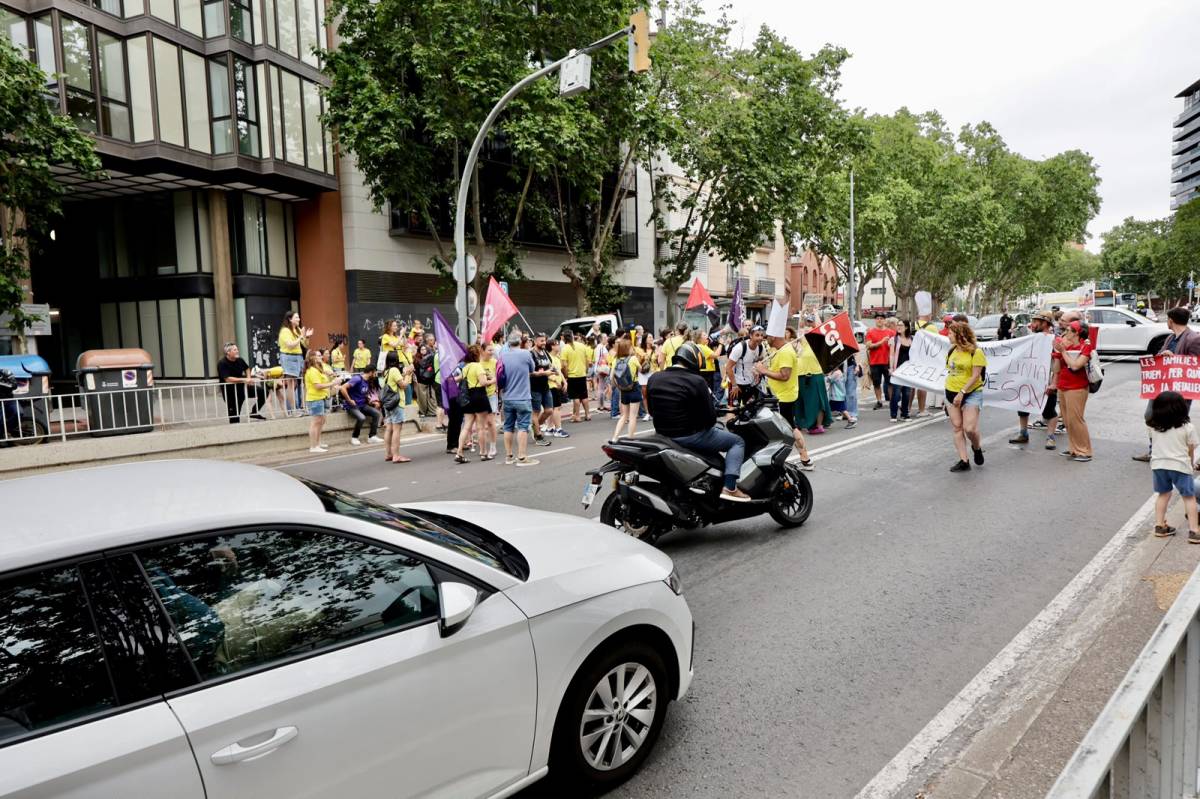 FOTOS | Docents i famílies del Vallès tallen la Gran Via en una mobilització contra el tancament de línies