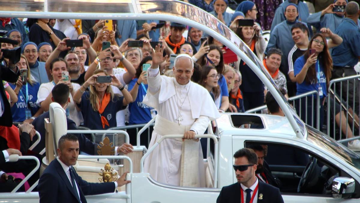 Lleó XIV recorre l'Estadi Olímpic amb el papamòbil