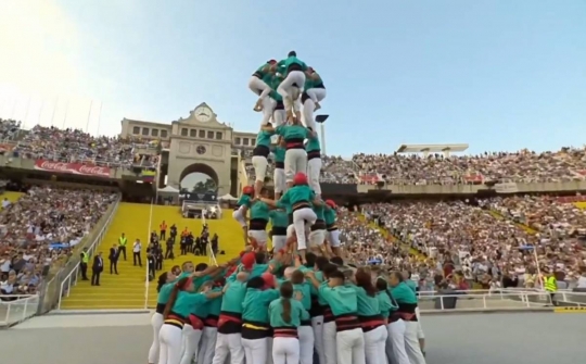 Espectacular actuació dels castellers de Vilafranca per rebre el Papa