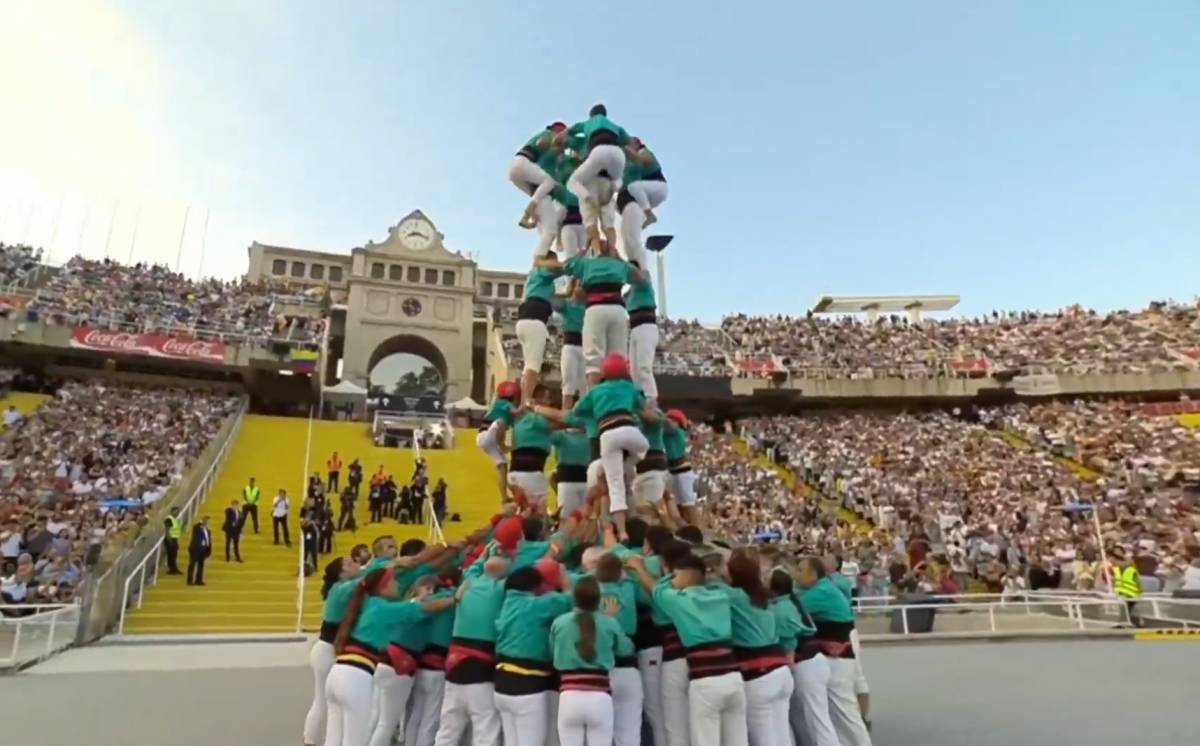 Espectacular actuació dels castellers de Vilafranca per rebre el Papa