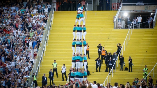 Espectacular actuació dels Castellers de Vilafranca per rebre el Papa