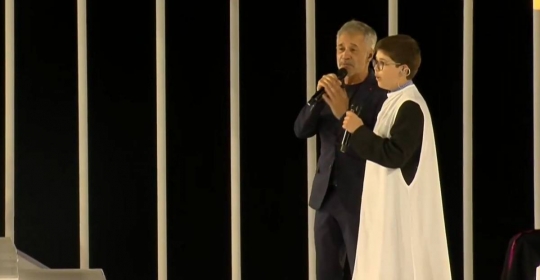 Sergio Dalma i l'Escolania de Montserrat emocionen l'Estadi Olímpic amb «Em dones força»