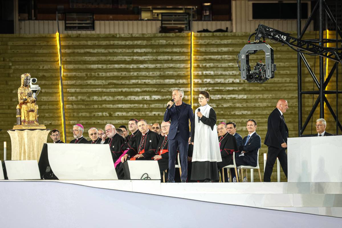 Sergio Dalma i l'Escolania de Montserrat emocionen l'Estadi Olímpic i el Papa amb «Em dones força»