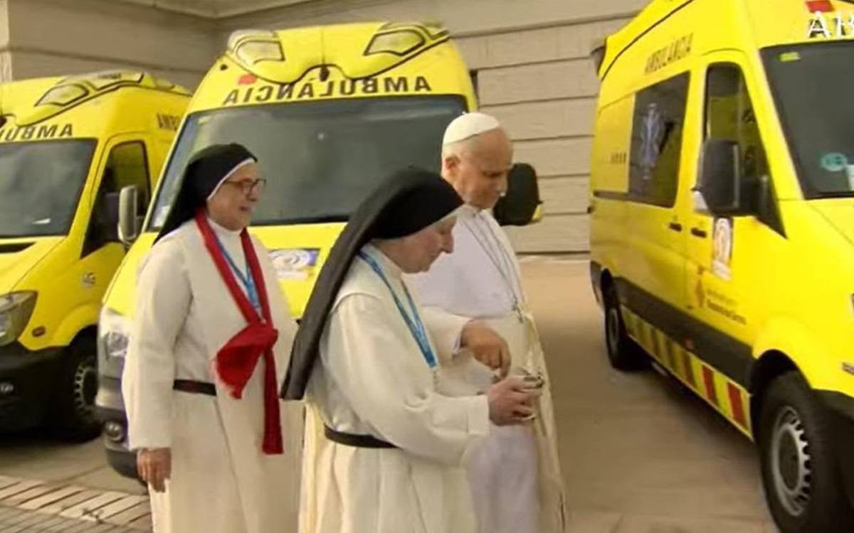 El papa Lleó XIV beneint les ambulàncies de la Caravana de la Bondat