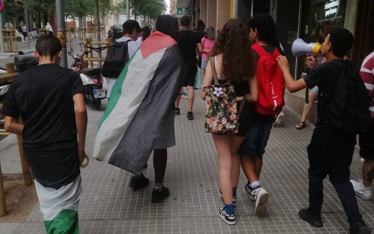 Educadores i alumnes de Manresa fan una acció de boicot a Carrefour i McDonald's per Palestina