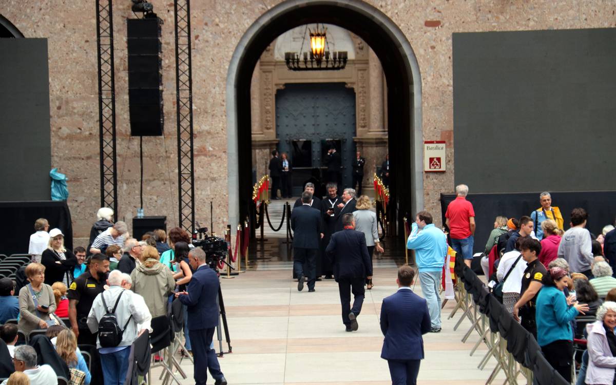 Emoció i nervis a Montserrat hores abans de l'arribada del papa Lleó XIV