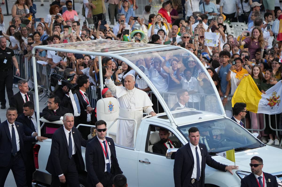 El Papa Lleó XIV en arribar a la vigília de pregària, a l`Estadi Olímpic Lluís Companys