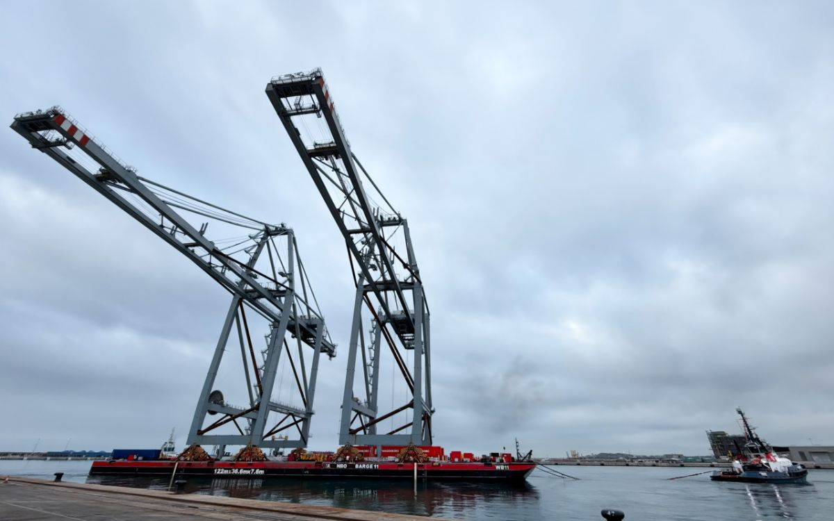 El Port de Tarragona tanca un cicle amb la retirada de les antigues grues de DP World del Moll d'Andalusia