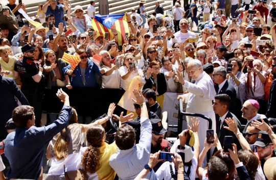 «Gràcies, Catalunya, per la vostra fe»: el Papa es posa als peus de la Moreneta