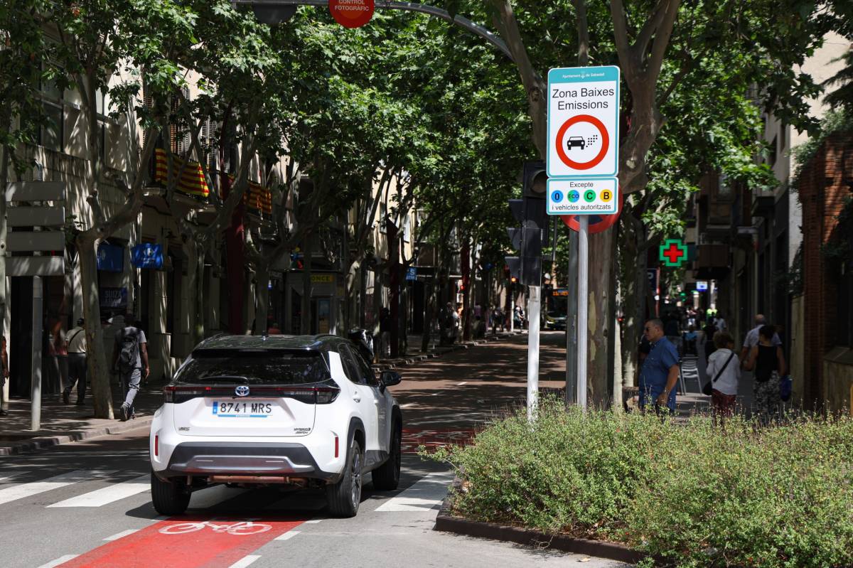 Gairebé dues multes a la setmana des que la zona de baixes emissions va entrar en funcionament a Sabadell