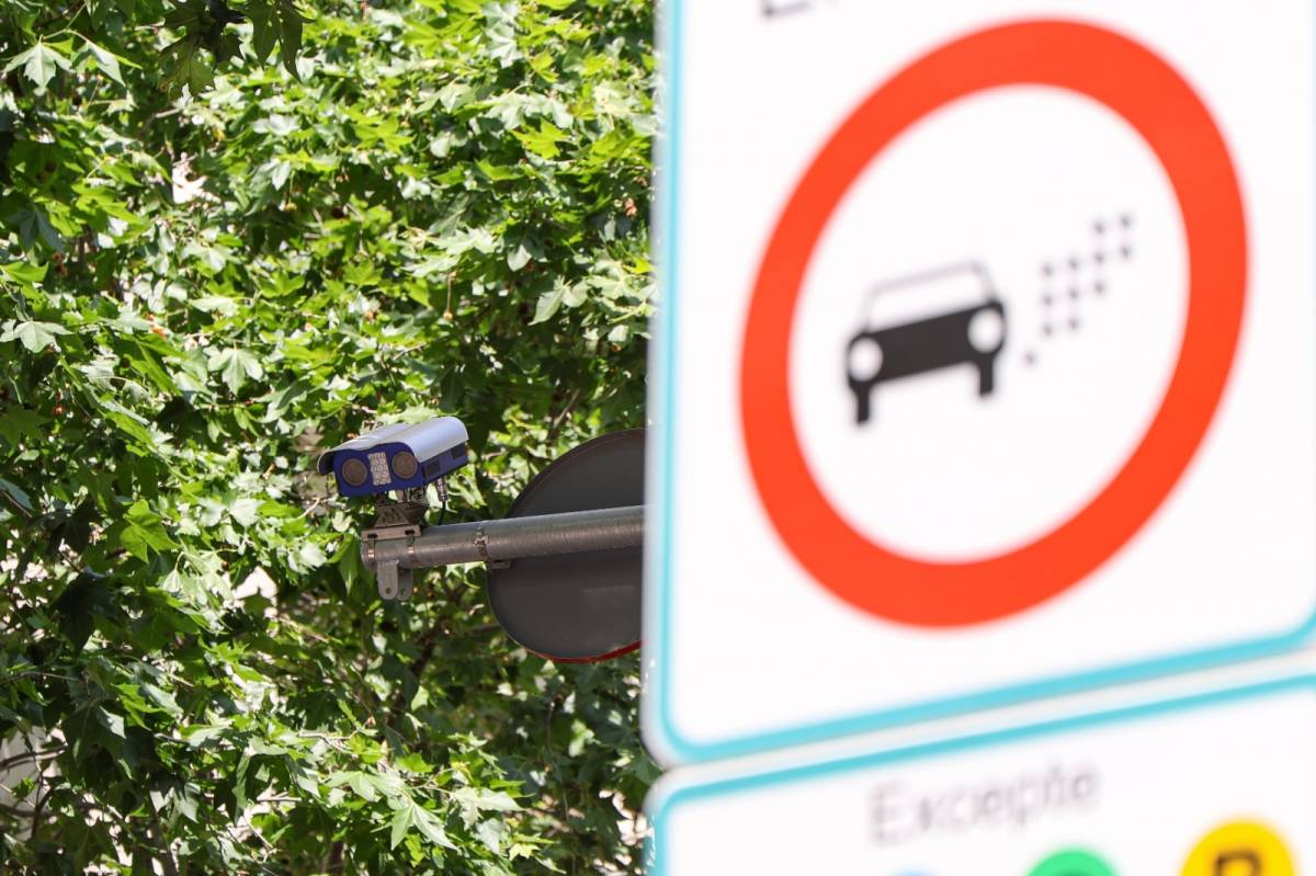 La càmera que controla la matrícula i el cartell que alerta que és una zona de baixes emissions - Víctor Castillo La càmera que controla la matrícula i el cartell que alerta que és una zona de baixes emissions