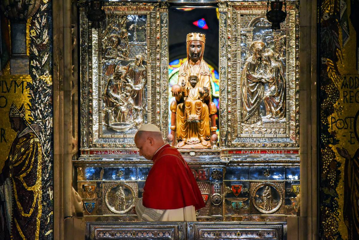 El Papa es posa als peus de la Moreneta i elogia el caràcter integrador de Catalunya