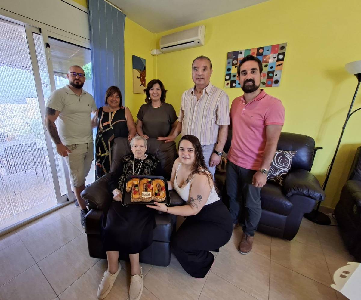Julia Castellón amb la seva família i l'alcalde de Breda. - AJ Breda