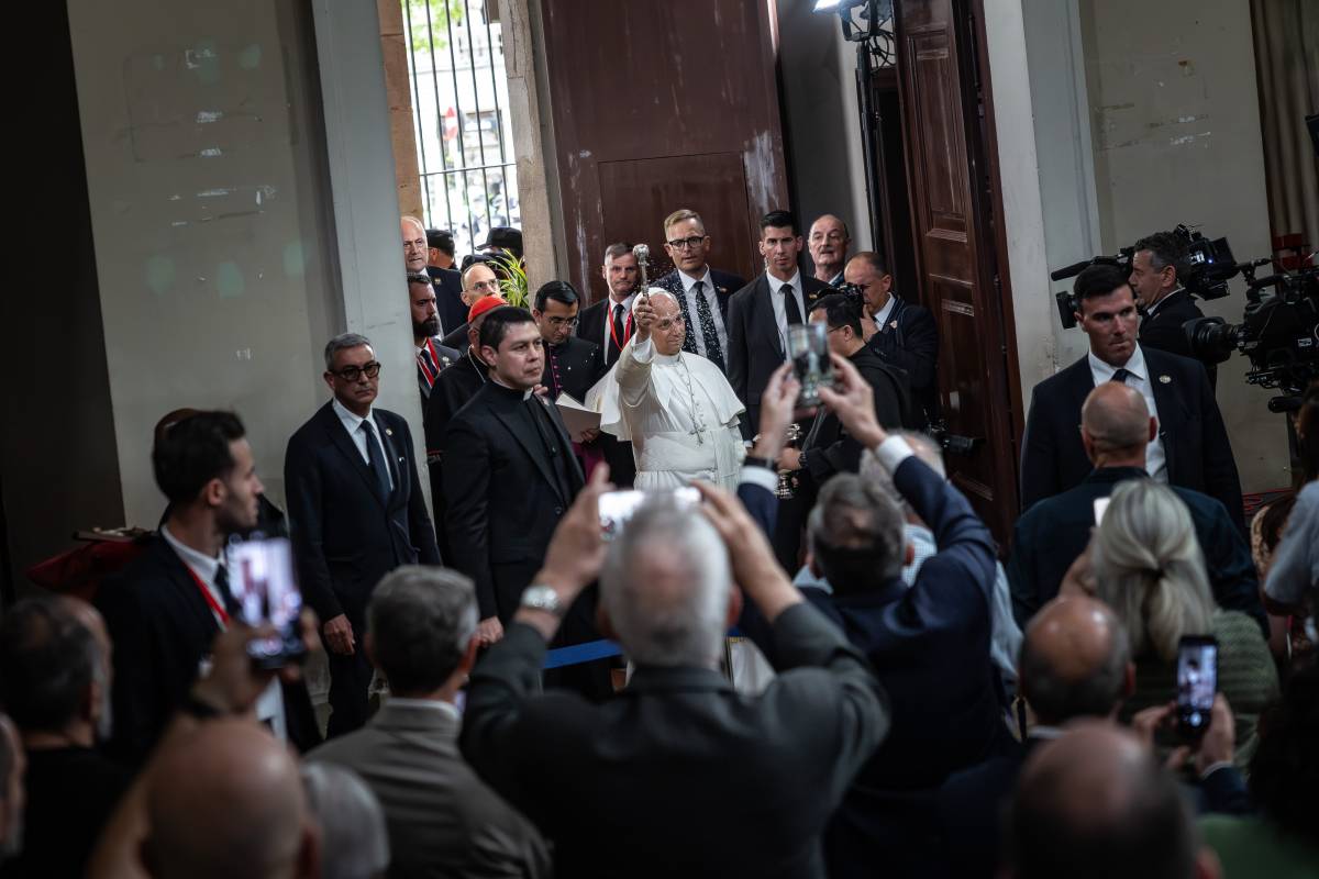 «La vida no és una carrera per lluir-se en solitari»: el Papa, al cor del Raval