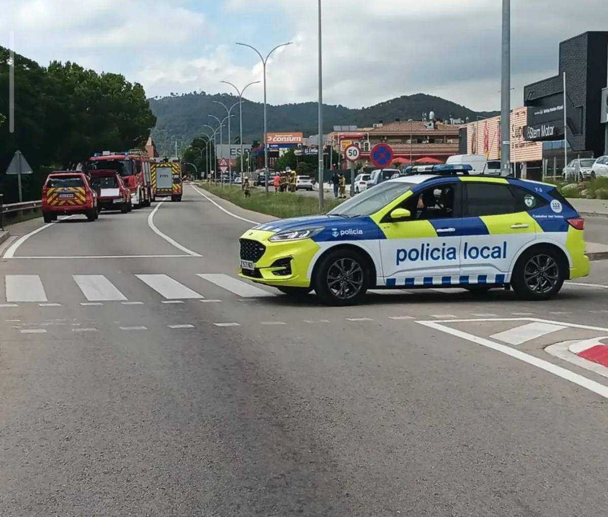Evacuen dos supermercats i confinen desenes de veïns per una fuita de gas en unes obres a Castellar