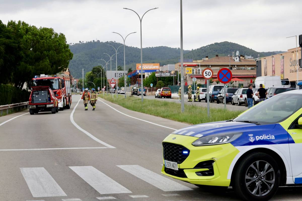 Evacuen dos supermercats i confinen desenes de veïns per una fuita de gas en unes obres a Castellar