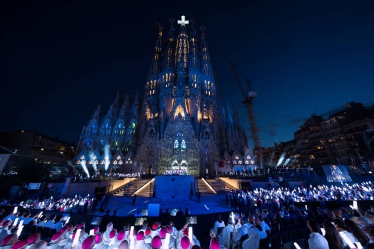 Un espectacle de llums, drons i música en la inauguració de la torre de Jesús de la Sagrada Família