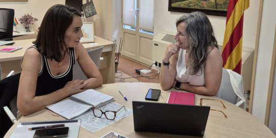 Imatge de l`alcadessa, Yolanda Rivera, i la directora general de Mobilitat i Transport de la Generalitat, Susan López, en un moment de la trobada.