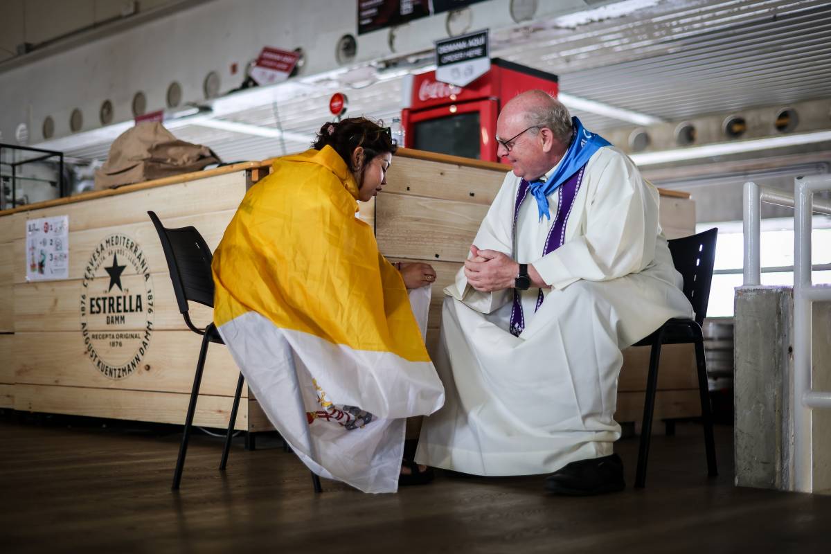 Una noia amb un sacerdot a la vetlla del Papa a l'Estadi Olímpic  - Jordi Borràs 