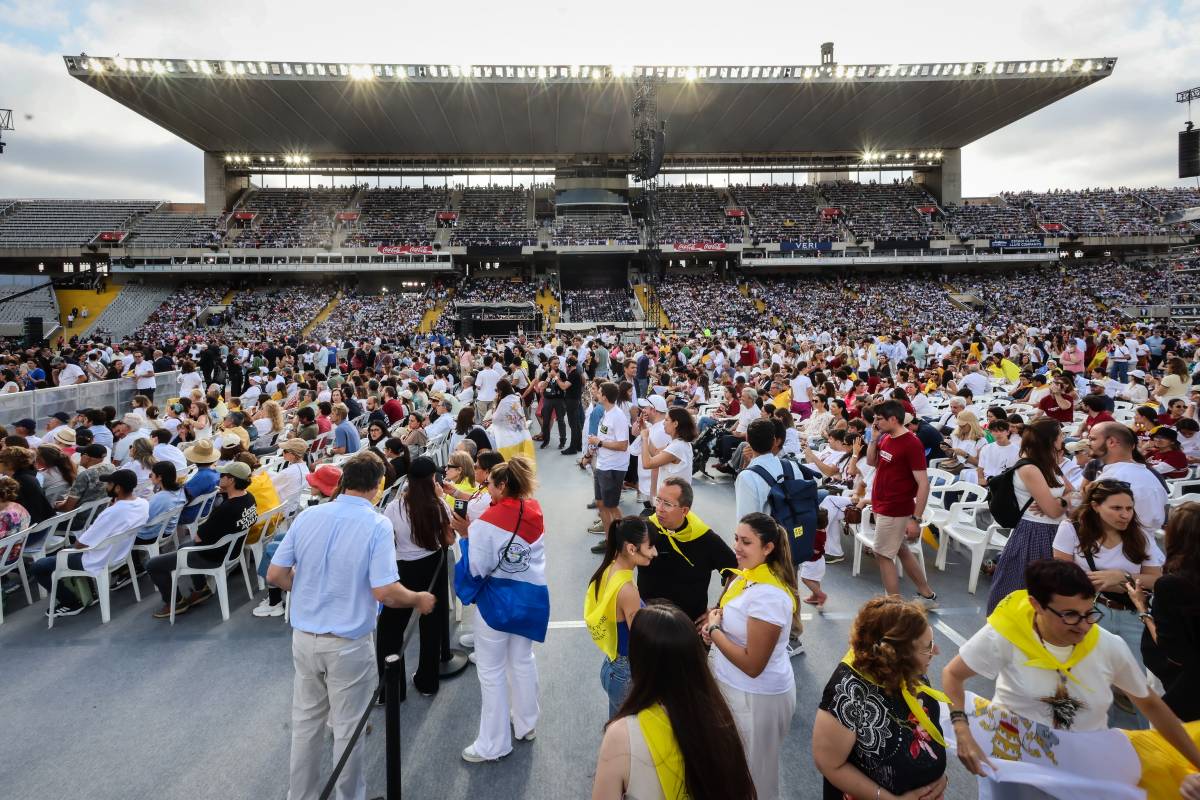 Públic assistent a la vetlla de l'Estadi Olímpic Lluís Companys amb la presència del papa Lleó XIV - Jordi Borràs 