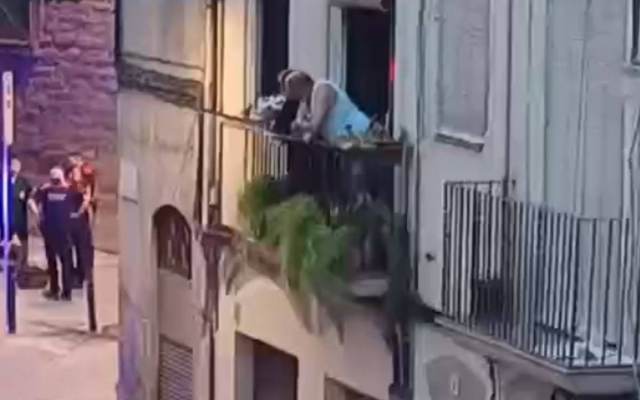 Un veí llança un test des del tercer pis durant una baralla que acaba amb un home a l'hospital
