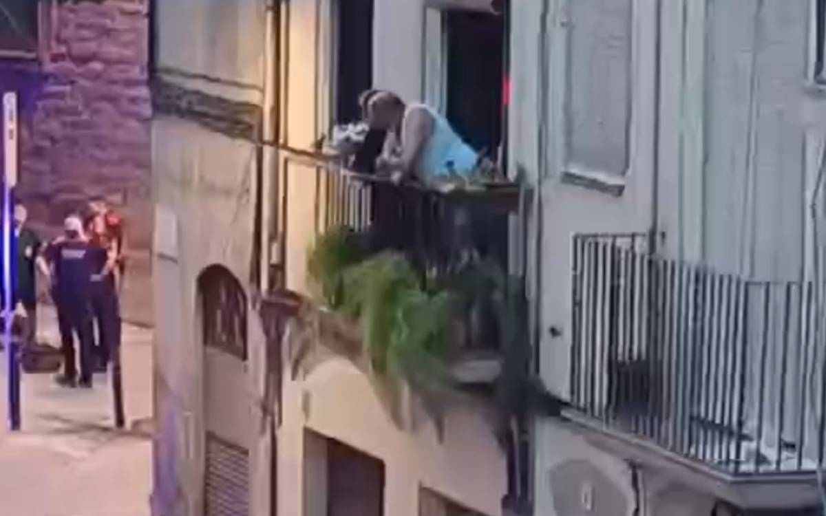 Un veí llança un test des del tercer pis durant una baralla que acaba amb un home a l'hospital