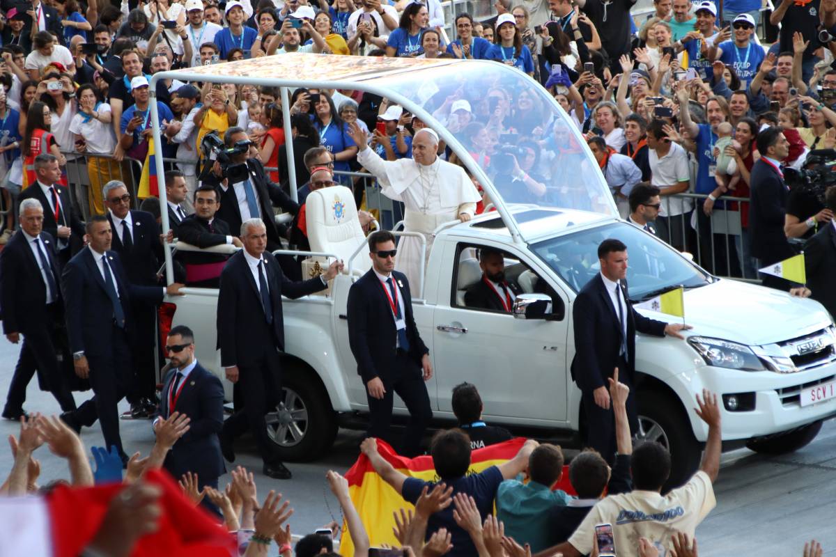 El Papa saluda des del papamòbil - Jordi Borràs 
