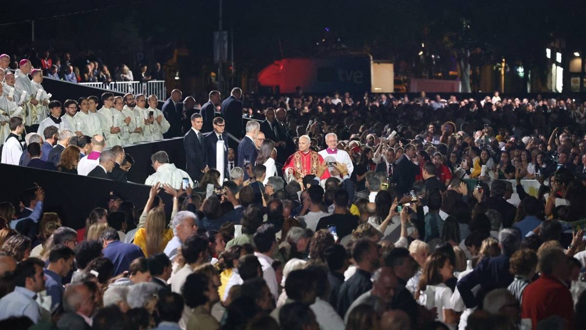 L'independentisme fa pinya contra l'expulsió dels cantaires amb estelades de la Sagrada Família