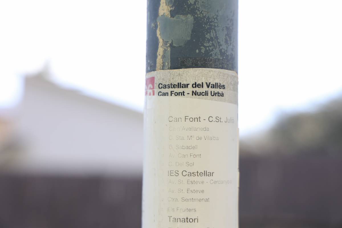 Cartell encara visible a Can Font sobre el pas d`un autobús que ha quedat suprimit