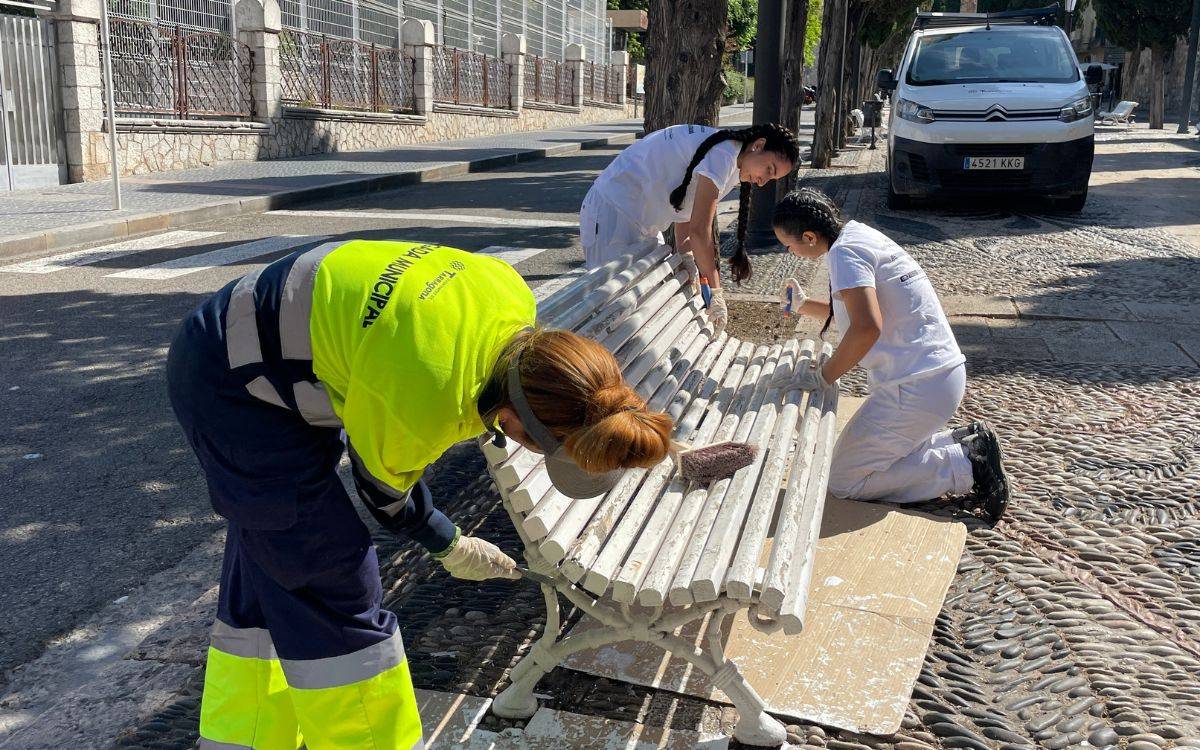 Joves de Tarragona es preparen per al mercat laboral treballant amb la Brigada Municipal