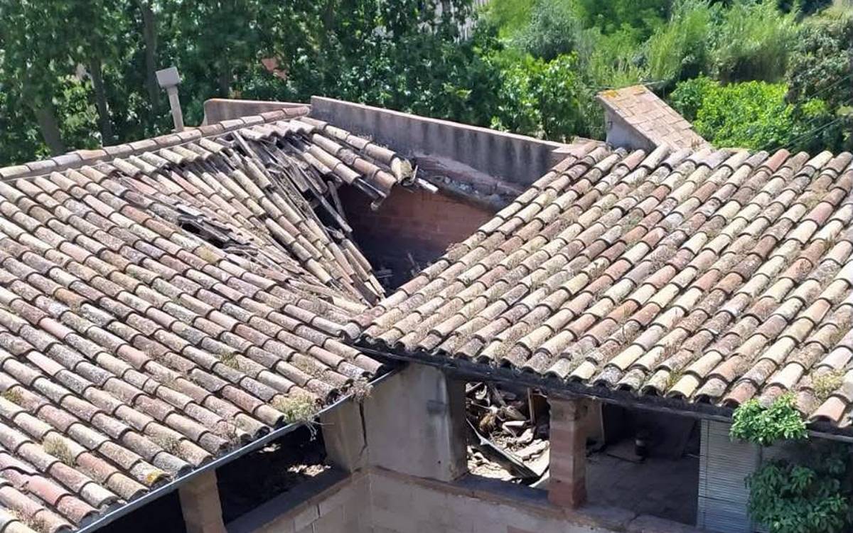 L'esfondrament d'una part de la teulada del Palau Prioral alarma Monistrol de Montserrat