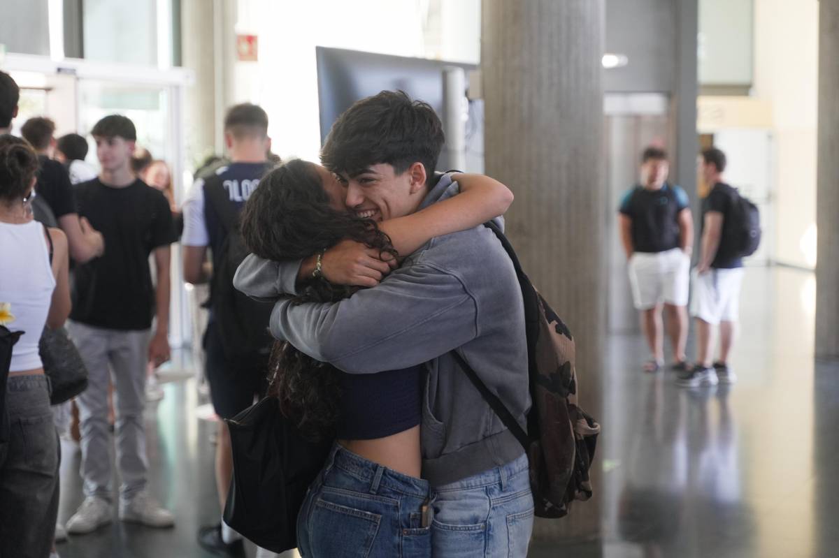 Les fotos (i les abraçades) després de l'últim examen de la Selectivitat 2026 a Sabadell