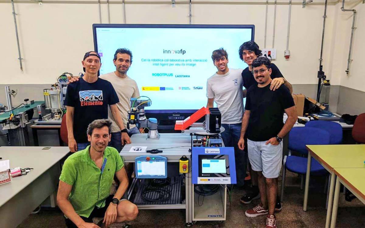 Alumnes del Lacetània creen un sistema farmacèutic amb robòtica i control per veu