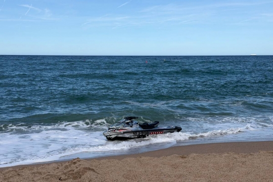 Troben la moto d'aigua del menor desaparegut a Roses