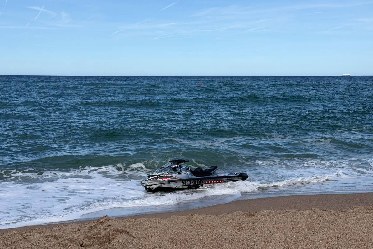 Troben la moto d'aigua del menor desaparegut a Roses