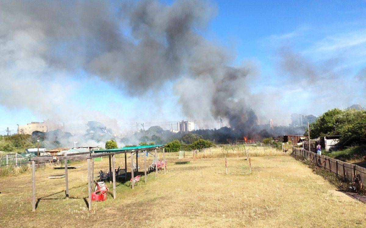 Un incendi talla la circulació de trens entre Sant Vicenç de Calders i Torredembarra