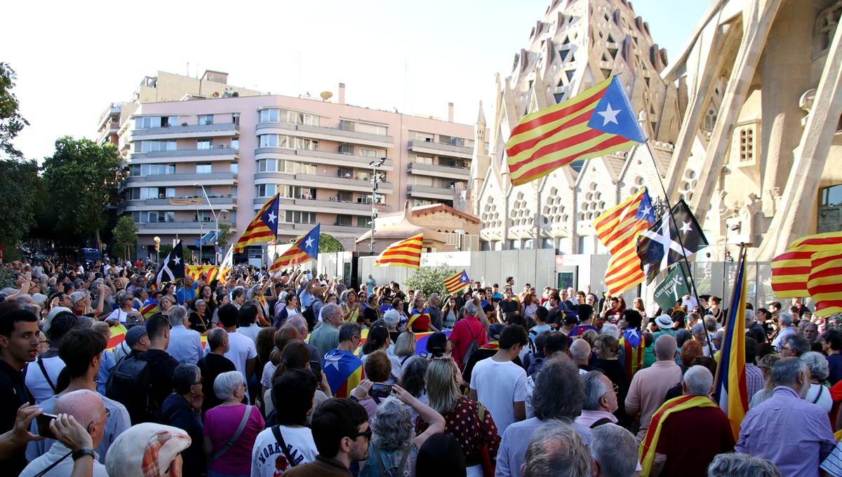 Cantada d'«Els Segadors» als peus de la Sagrada Família l'endemà de l'expulsió dels cantaires