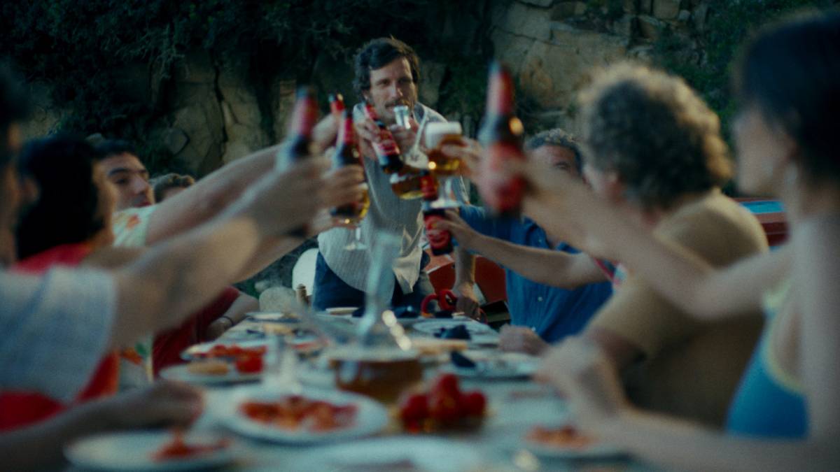 L'anunci d'Estrella Damm dona la benvinguda a l'estiu amb molts VIP: homenatge al Mediterrani i una llegenda