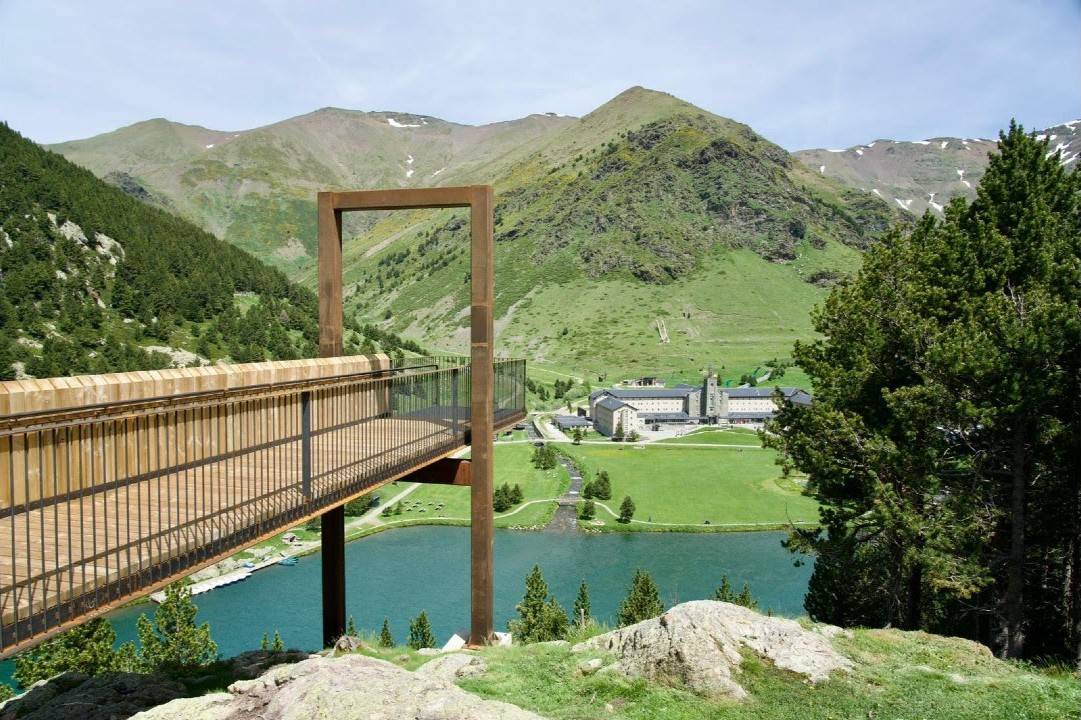 El nou mirador de la Vall de Núria amb vistes excepcionals del llac i l'entorn natural