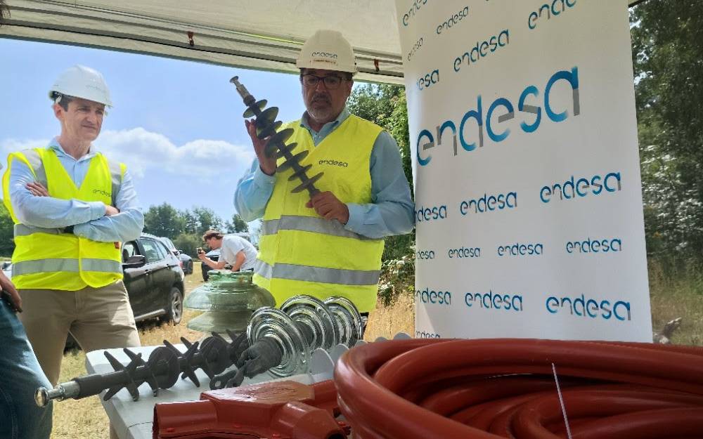 Tècnics fent treballs en una línia de 25 kV, a Manlleu. - Endesa Tècnics fent treballs en una línia de 25 kV, a Manlleu.