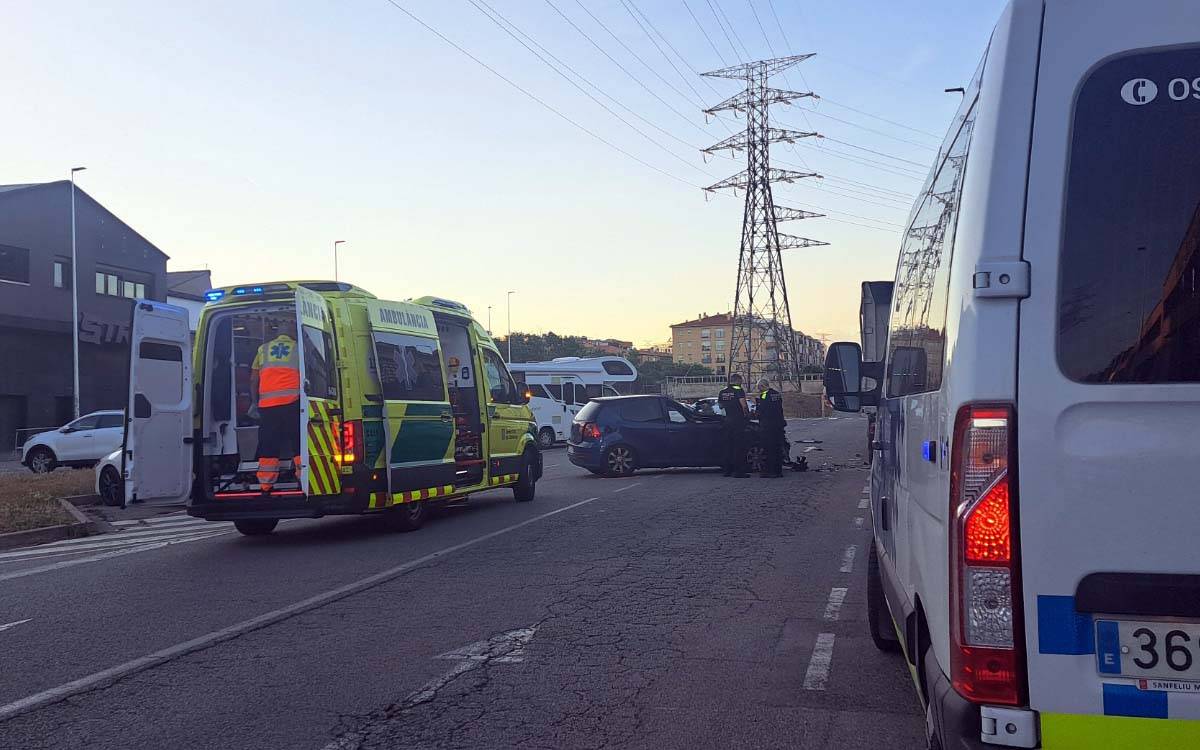 Un conductor ebri s'encasta contra un camió aparcat a l'avinguda dels Dolors