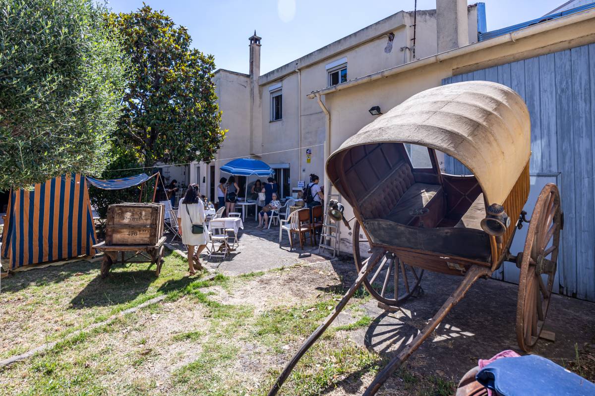 FOTOS | Una casa de Sabadell obre les portes per vendre tot el que hi ha al seu interior