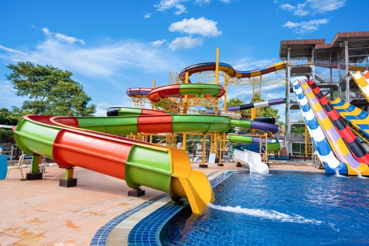 8 parcs aquàtics on refrescar-se en família a l'estiu
