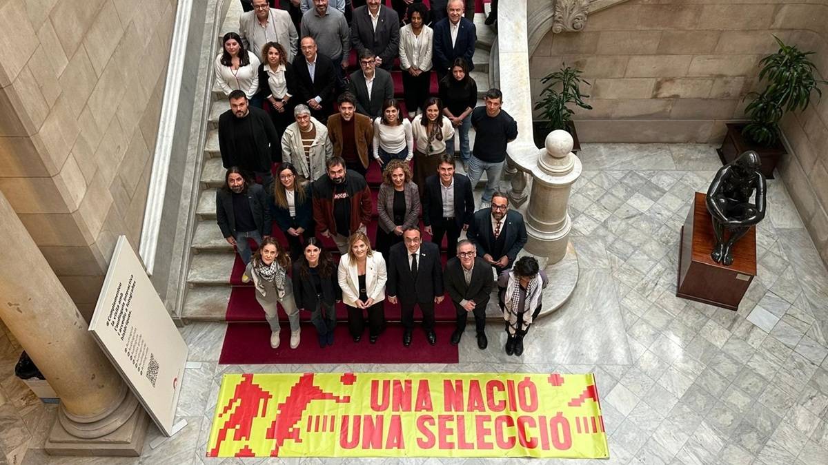 Foto al Parlament amb el lema «Una nació, una selecció» - Europa Press Foto al Parlament amb el lema «Una nació, una selecció»