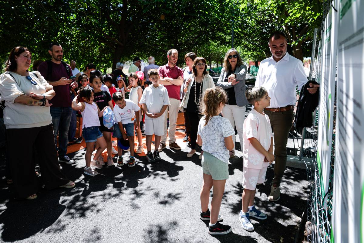 Alumnes del Francesc Aldea llegint els compromisos dels centres educatius per tenir cura de l'espai públic - Lluís Clotet