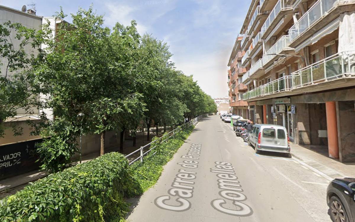 Tall de trànsit diumenge al carrer Prudenci Comellas per una grua de manteniment