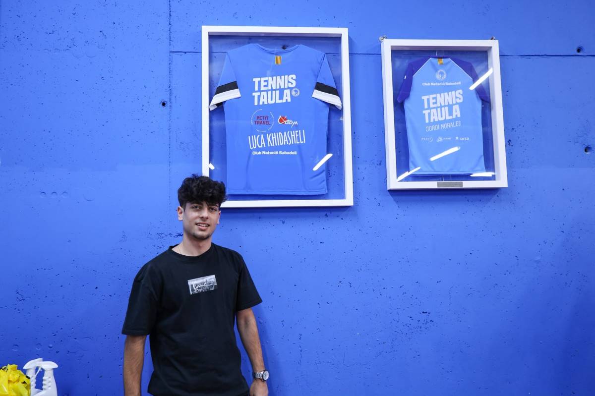 La samarreta amb el nom del sabadellenc que ja es pot veure penjada a la sala de tennis taula - Victor Castillo La samarreta amb el nom del sabadellenc que ja es pot veure penjada a la sala de tennis taula